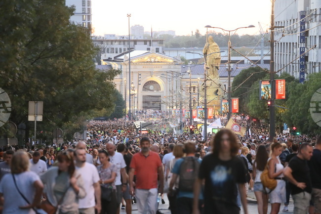 Протестиращи студенти в Сърбия насрочиха за утре шествие по повод 11 месеца от смъртоносния инцидент на гарата в Нови Сад