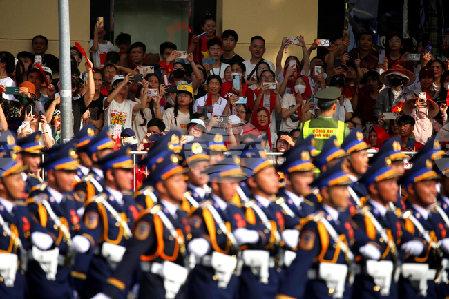 Виетнам отбеляза деня на независимостта си с голям военен парад