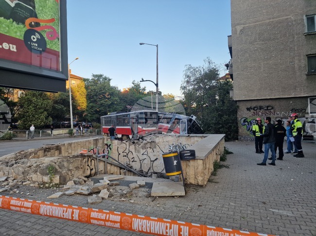 Инцидентът с дерайлиралия трамвай в София се дължи на външна намеса, казаха от Столичния електротранспорт