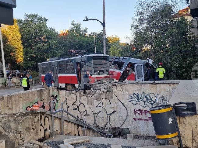 Прави се оглед на мястото, на което дерайлираха две трамвайни мотриси в София