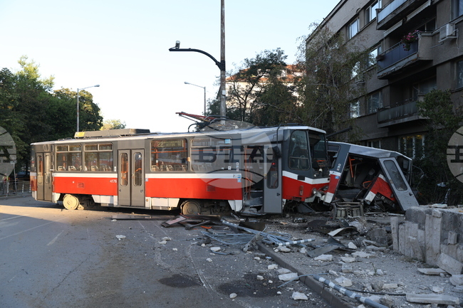 Трамвай по линия 22 с две мотриси е дерайлирал, ударени са няколко коли