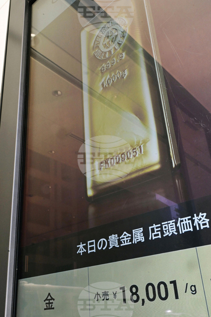 Цената на златото достигна нов рекорд от 3689,27 долара за тройунция