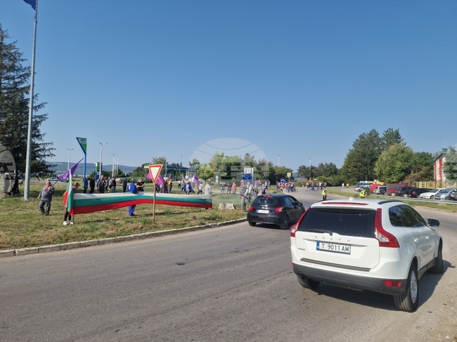 Работници на „Терем – Хан Крум“ в Търговище отново протестират на кръговото кръстовище край града
