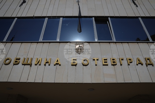 Двама души са задържани в Ботевград снощи, след като група жители на кв. „Саранск“ ги е обвинила, че разпространяват наркотици