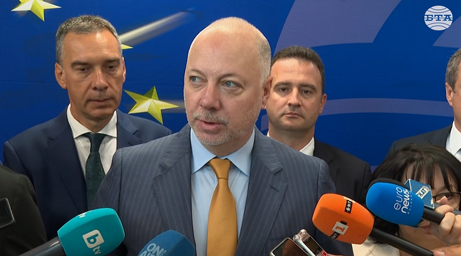 Няма защо да се разследва ситуацията със самолета на председателя на ЕК, защото тези смущения не се водят нито хибридни, нито киберзаплахи, каза Росен Желязков