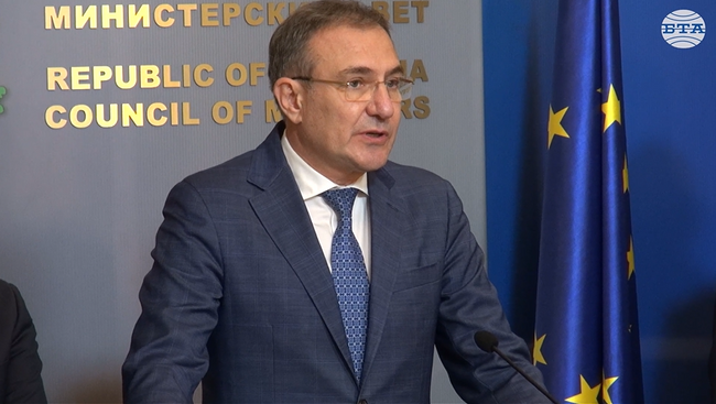 Средната работна заплата в страната през второто тримесечие е 2572 лв., в София - 3489 лв., каза министър Борислав Гуцанов