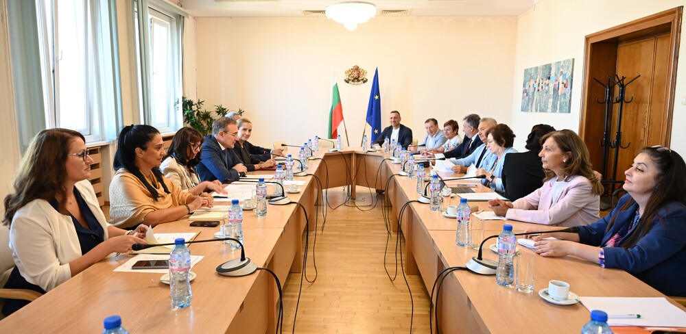 Министър Гуцанов: 220 общини са кандидатствали за електромобили и фотоволтаици за социалните услуги