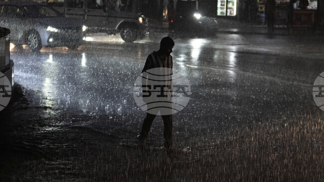 Обилни валежи и бурни ветрове обхванаха част от Северна Албания днес; прекъснати са фериботните връзки Дуръс-Бари и Вльора-Бриндизи