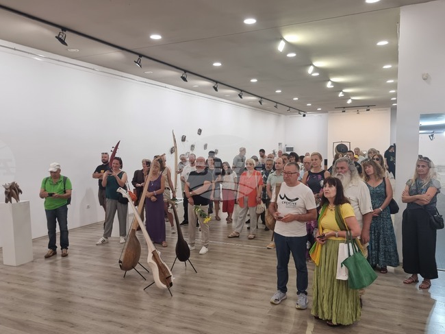 Творби от метал, дърво и камък са представени в изложбата „Резонанси“ в Плевен