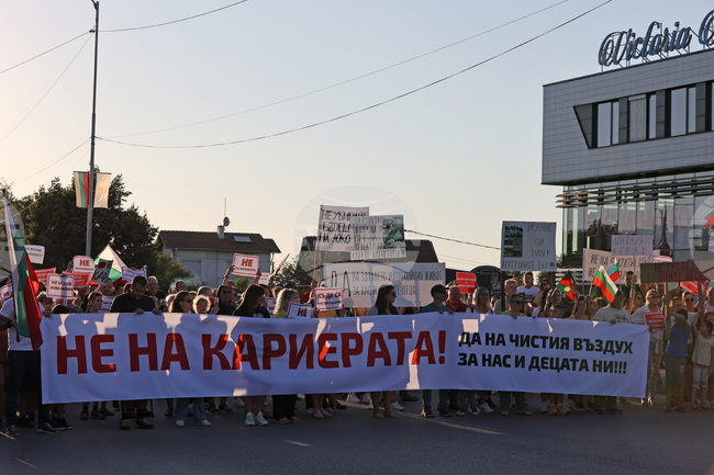 Residents Block Major Road in Sofia to Protest Planned Quarry in Kremikovtsi District