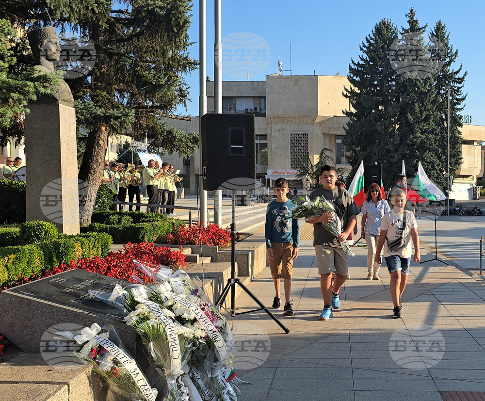 Панагюрище - площад „20 април“ - 140 години от Съединението на България