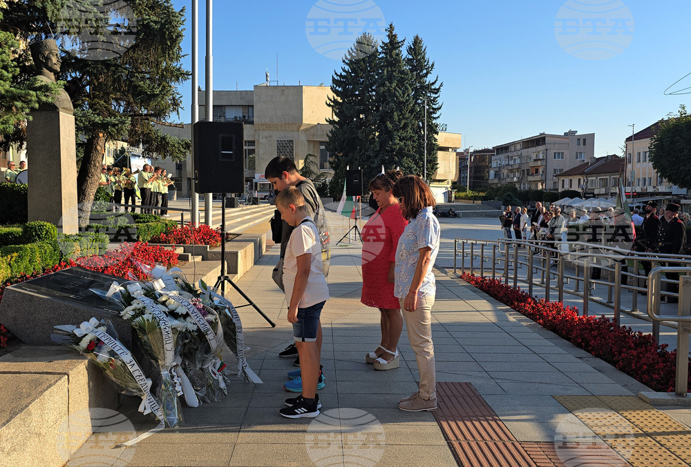 Панагюрище - площад „20 април“ - 140 години от Съединението на България