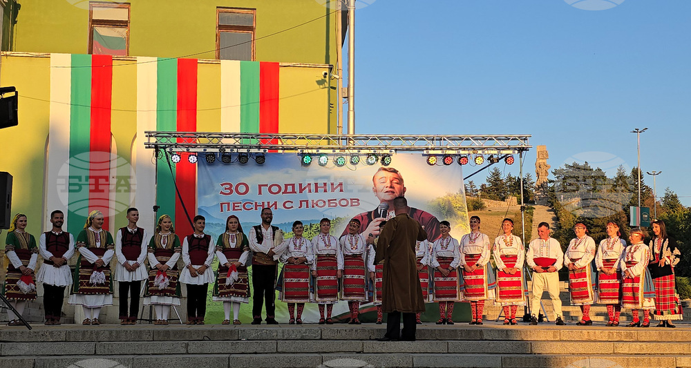 Панагюрище - площад „20 април“ - 140 години от Съединението на България