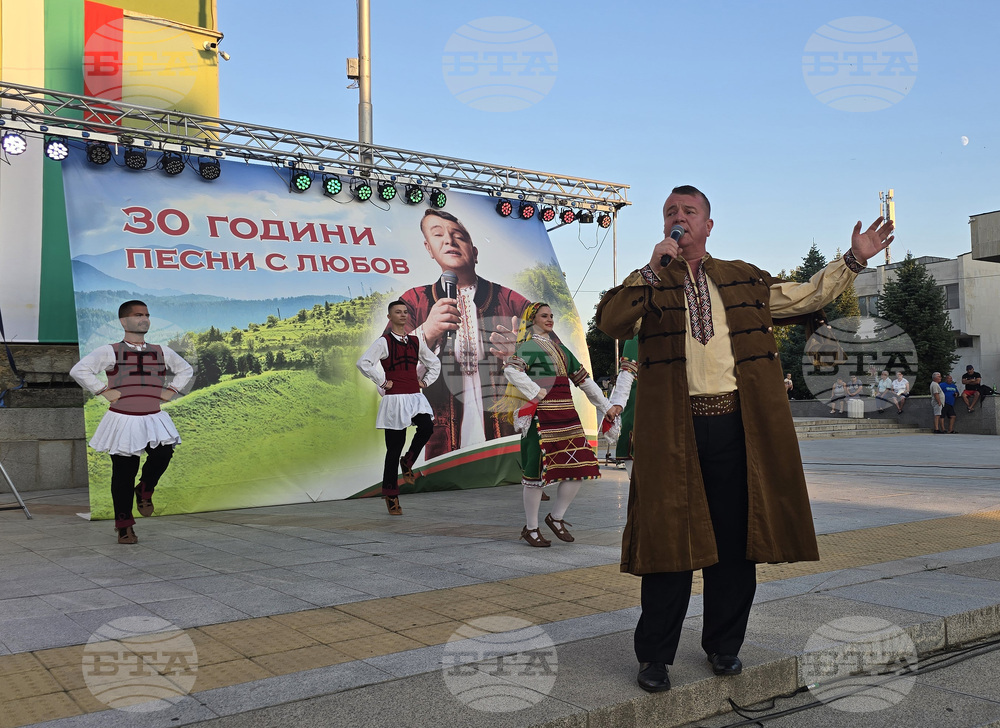 Панагюрище - площад „20 април“ - 140 години от Съединението на България