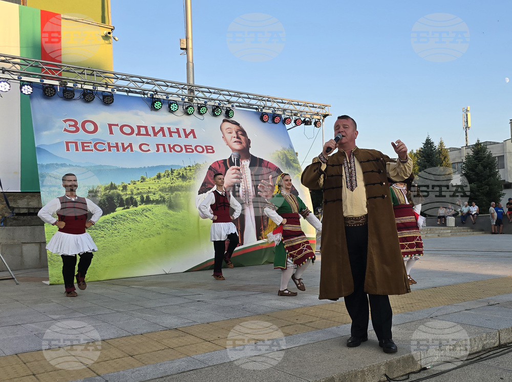 Панагюрище - площад „20 април“ - 140 години от Съединението на България
