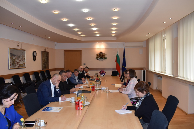 Министър Нинова: Ще внесем предложение за обявяване на форсмажор заради войната в Украйна