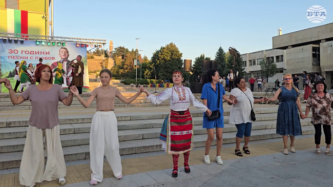 По случай 140 години от Съединението на България тържествена церемония и концерт на Илия Луков събраха жители и гости на Панагюрище