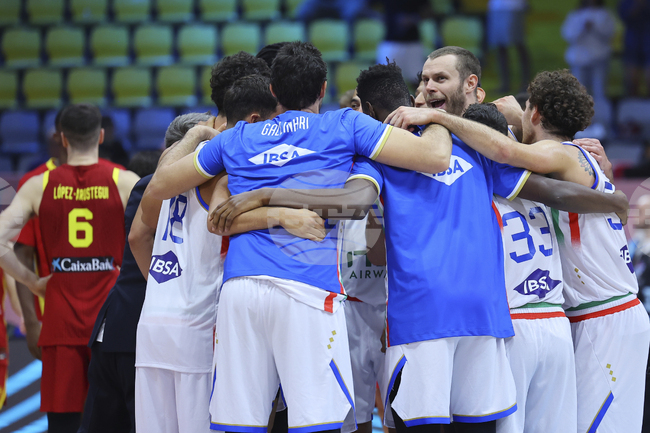 Италия надви шампиона Испания, Франция нанесе първа загуба на Полша на Евробаскет 2025