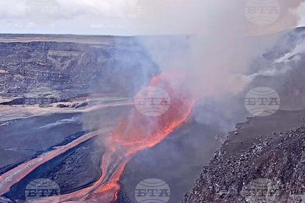 Вулканът Килауеа на Хаваите изригна, като лавата се излива от множество отвори