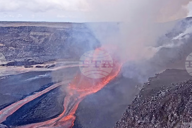 Вулканът Килауеа на Хаваите изригна, като лавата се излива от множество отвори
