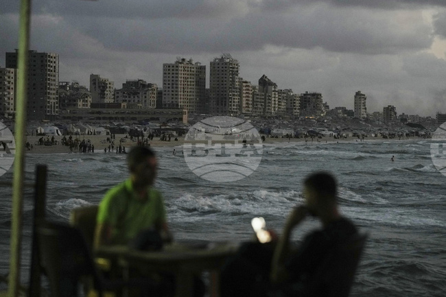 Израелската армия заяви, че е нанесла удар по висока сграда в град Газа