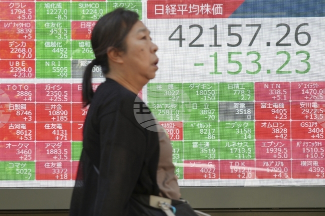 Акциите в Токио нараснаха след подписа на Тръмп за митата, а на Уолстрийт търговията приключи с рекордно високо ниво на S&P 500