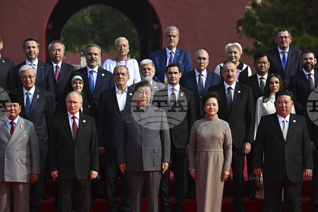 Участие на бившите румънски премиери Адриан Нъстасе и Виорика Дънчила на Парада на победата в Китай предизвика скандал в Букурещ