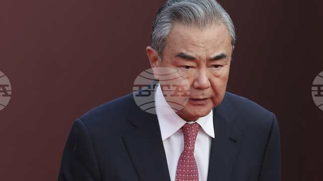 Китайският външен министър заяви пред израелския си колега, че атаките срещу Иран трябва да спрат