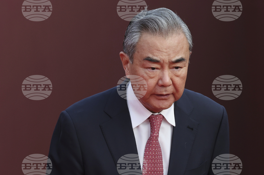 Китайският външен министър заяви пред израелския си колега, че атаките срещу Иран трябва да спрат