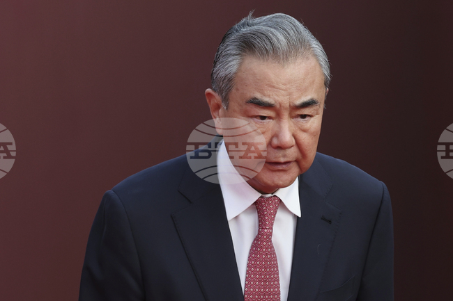 Китайският външен министър заяви пред израелския си колега, че атаките срещу Иран трябва да спрат