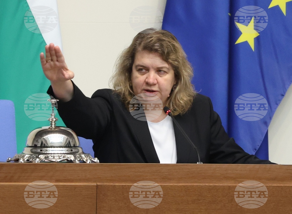 Моят призив е да осъзнаем отговорността, която имаме пред българските граждани, каза Наталия Киселова в началото на есенната пленарна сесия