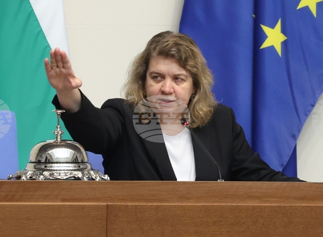 Моят призив е да осъзнаем отговорността, която имаме пред българските граждани, каза Наталия Киселова в началото на есенната пленарна сесия 