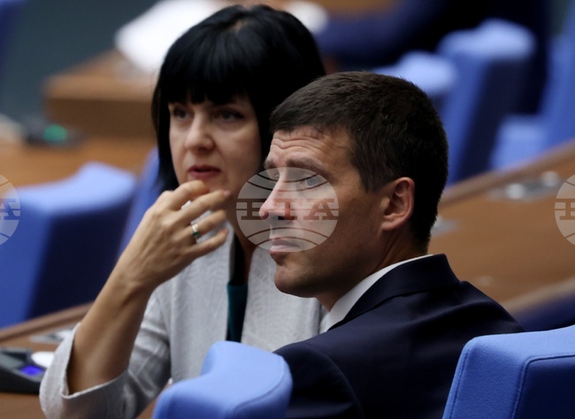 Ставаме свидетели на изключителна наглост на управляващата коалиция, в която е включен и Делян Пеевски, каза лидерът на "Величие" Ивелин Михайлов 