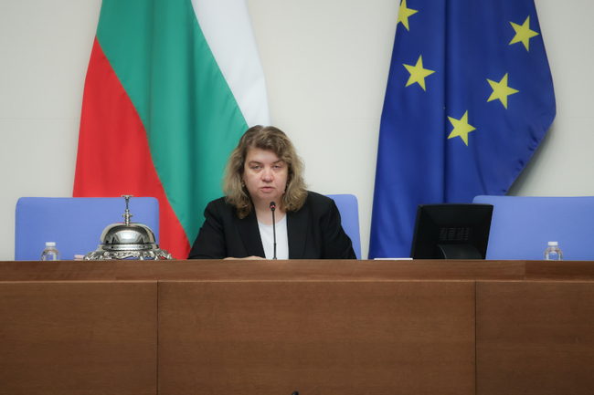 Политика се прави с отговорност, почтеност и отчет за реалните проблеми на българските граждани, заяви на откриването на четвъртата сесия на 51-вото Народно събрание Наталия Киселова