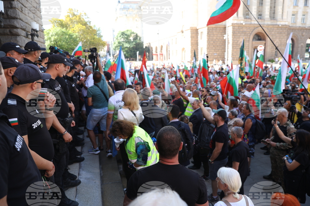 С тава с печено агнешко и призиви за оставка премина протестът пред парламента