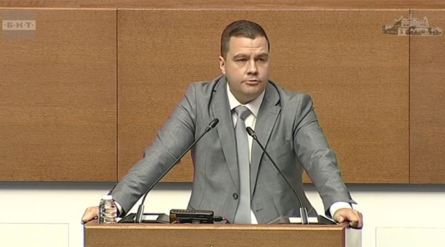 Прогнозата ми е, че и петият вот на недоверие ще е неуспешен, каза Станислав Балабанов от „Има такъв народ“