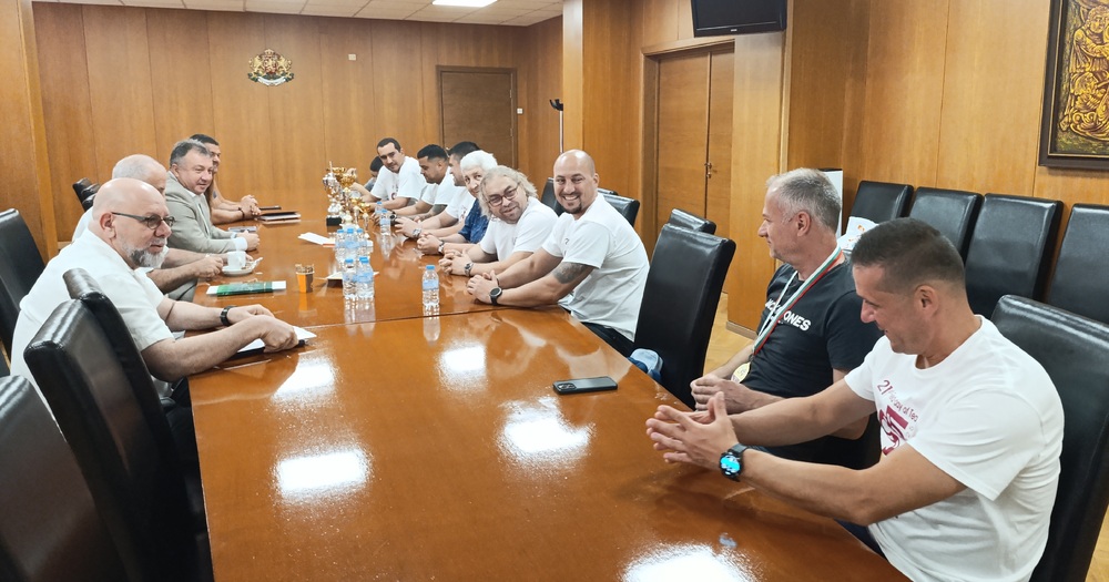 Шуменските участници в Международната учителска спартакиада в Албена връчиха на кмета проф. Христо Христов феърплей купа за спортсменска игра