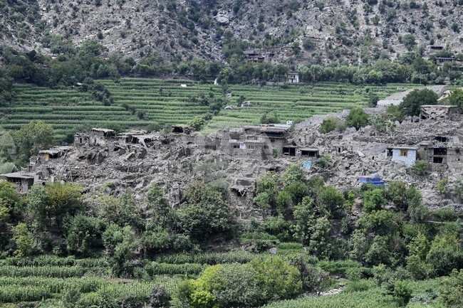 Два силни вторични труса ръзтърсиха Афганистан на фона на силното земетресение, което отне живота на 2200 души 