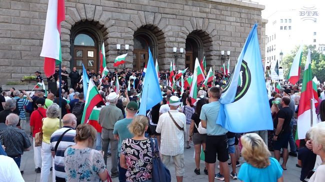 Граждани протестират пред Народното събрание