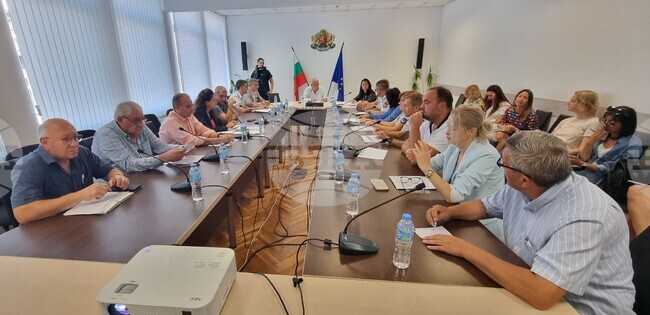 Работи се по обновяване на пешеходните пътеки около училищата и детските градини в Шуменско преди началото на учебната година