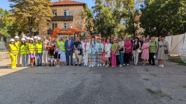 Първа копка за строежа на физкултурен салон беше направена в СУРИЧЕ „Д-р Петър Берон“ в Перник