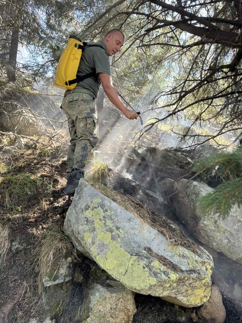 Хеликоптер Ми-17 и 20 военнослужещи участват в гасенето на пожара в Рила
