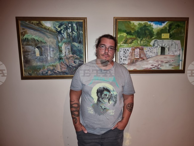 Над десет деца посещават новосформираната театрална школа към читалището в Брезник, съобщи ръководителят ѝ Георги Велизаров