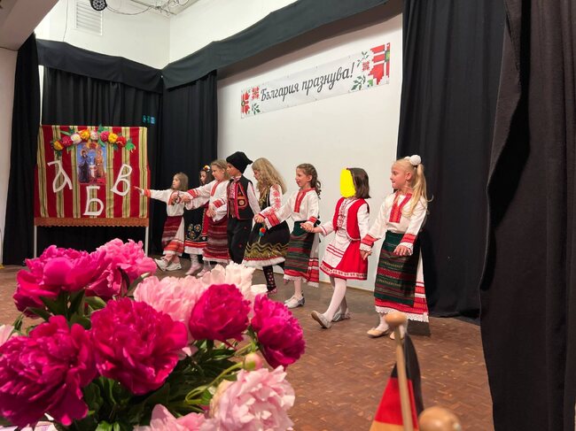 Децата от групите по народни танци към Българското неделно училище „Аз Буки Веди” в Кьолн ще възобновят репетициите си на 6 септември