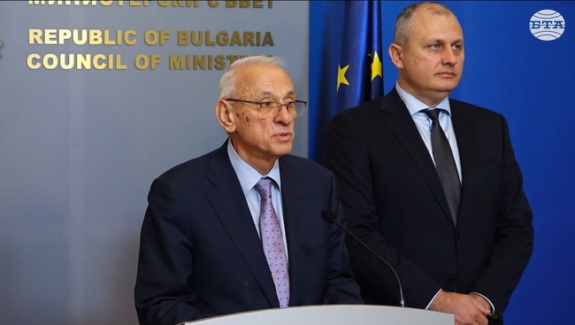 Личните здравно-профилактични карти стават електронни, няма да се носят от родителите в училище, обяви здравният министър Силви Кирилов