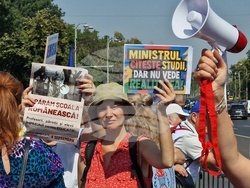 Румъния - Букурещ - площад Виктория - протест - учители 