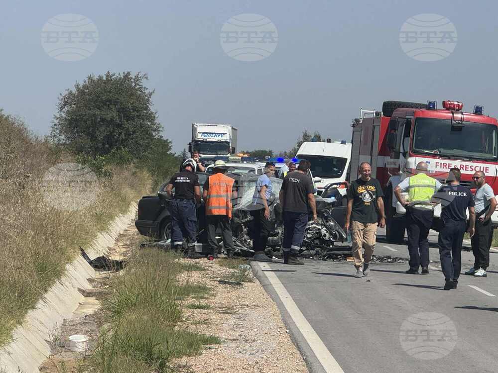 Двама души са загинали, а други са ранени, при челен сблъсък на два автомобила край симеоновградското село Константиново