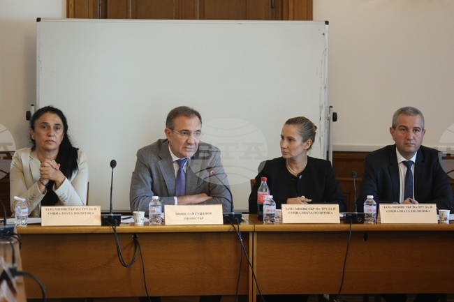 С близо 800 млн. лв. се ремонтират 81 дома за възрастни хора и се осигуряват 254 социални услуги, каза министър Борислав Гуцанов