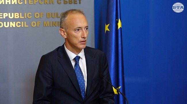 Изпитът по математика след седми клас няма да затрудни учениците, каза министър Красимир Вълчев