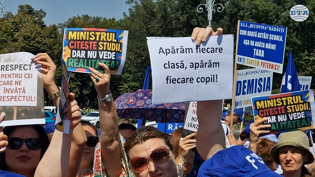 Учители от различни краища на Румъния протестираха пред сградата на правителството в Букурещ